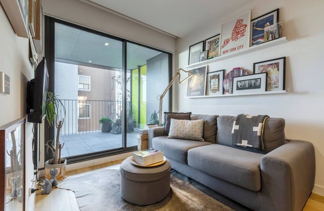 Urban Escape on Smith Street w Balcony and Parking