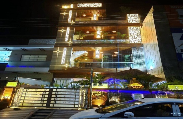 Urban homestay 8bhk individual rooms-swimming pool, projector,table tennis