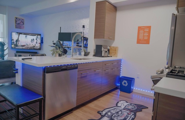 Urban Oasis w/Outdoor Mall!