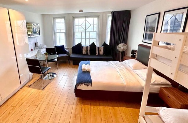 V12 Spacious & Central Apt!