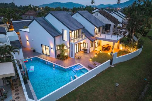 V192 Brand New Golf side 5BR Villa with Private Pool