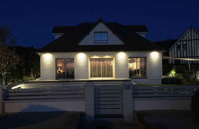 Vacances à DEAUVILLE PIEDS DANS L'EAU direct access to the BEACH of Benerville Cottage