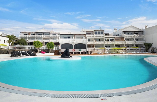Vacation Apartment 'Casa Las Palmeras' with Shared Pool, Private Terrace and Wi-Fi