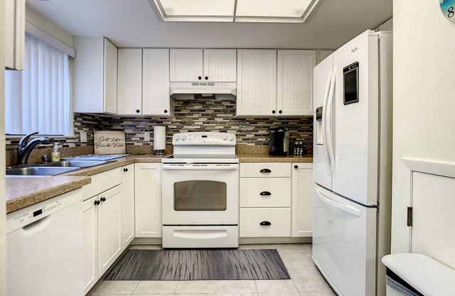Vacation at our 1 bedroom Beach Villa lots of amenities including Pickleball