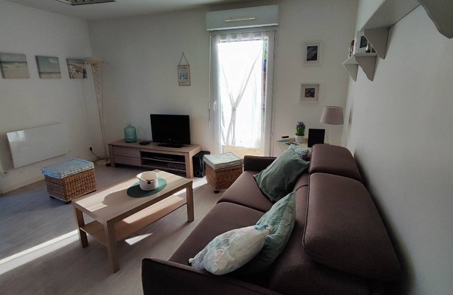 Vacation apartment garden level walking distance to beach