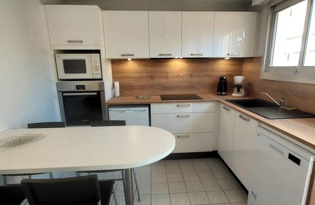 Vacation home 200m from the sea. 2 bedrooms, close to all amenities.