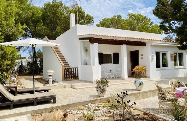 Vacation home with sea views and large plot directly on Playa Migjorn