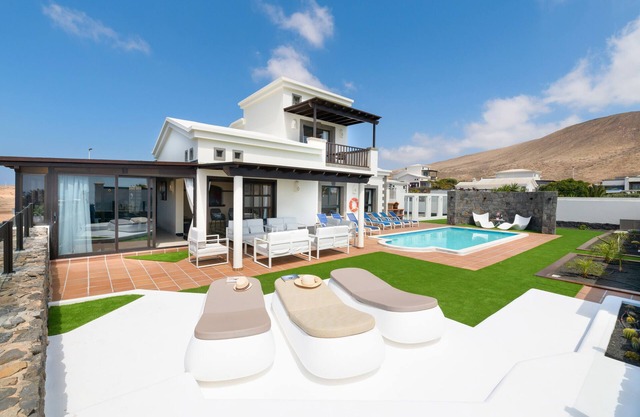 Vacation Home "Hipoclub Los Alisios 75" with Sea View, Private Pool & Wi-Fi