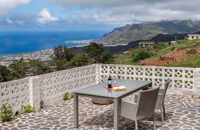 Vacation Home 'Los Dragos Y Volcán' with Sea View, Private Terrace and Wi-Fi