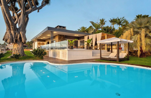 Vacation Home "Villa Bahía de Michel" with Sea View, Pool, Garden & Wi-Fi