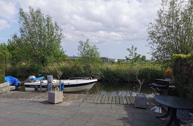 Vacation home with jetty in North Holland