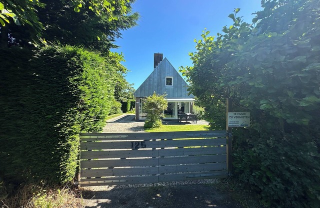 Vacation home with enclosed garden near the beach and lake.