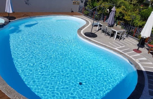 Vacation rental in a tropical villa at hermitage-les-bains (meeting)