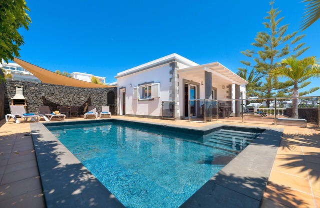 Vacation Rental 'Villa Loretta' with Sea View, Heated Pool & Wi-Fi