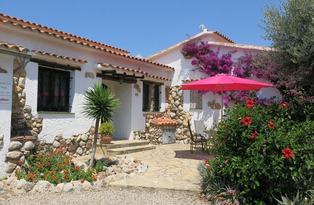 Vacation villas with beautiful garden, pool, 120 m to the sandy beach