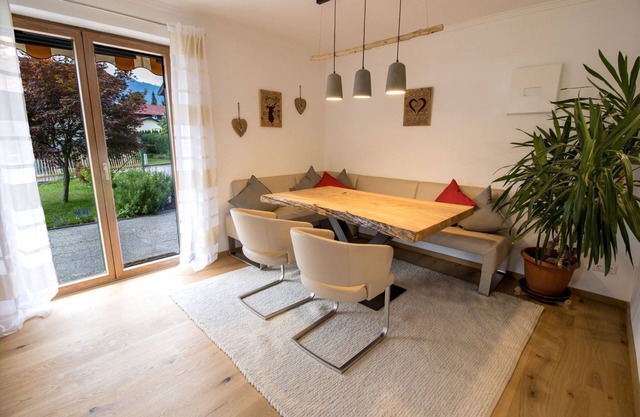 Vacation with mountain view and garden. Two bedrooms. Dogs welcome.