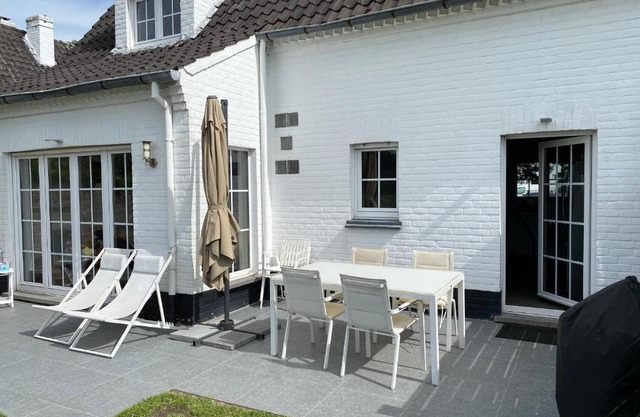 Vakantiehuis in modern begijnhof, 7 min van strand