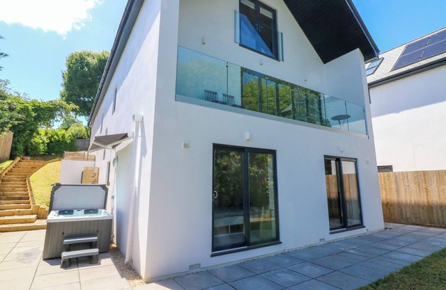 VALISE, pet friendly, with hot tub in Bideford
