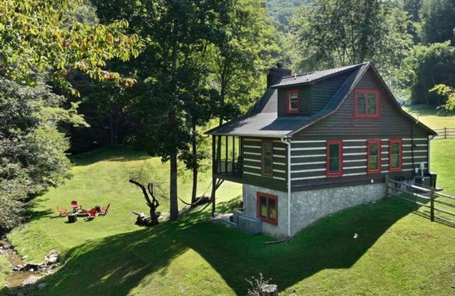 Valle Creek Cabin - Hot tub, pool table, fire pit, creek, screened porch.