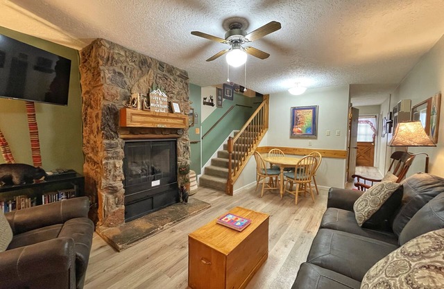 Valley Condo 112 - Creekside - Wi-Fi - Hot Tub - Fireplace - Washer/Dryer - Play