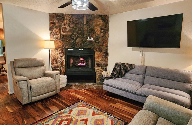 Valley Condo 117 - Creekside - Wi-Fi - Hot Tub - Fireplace - Washer/Dryer - Pla