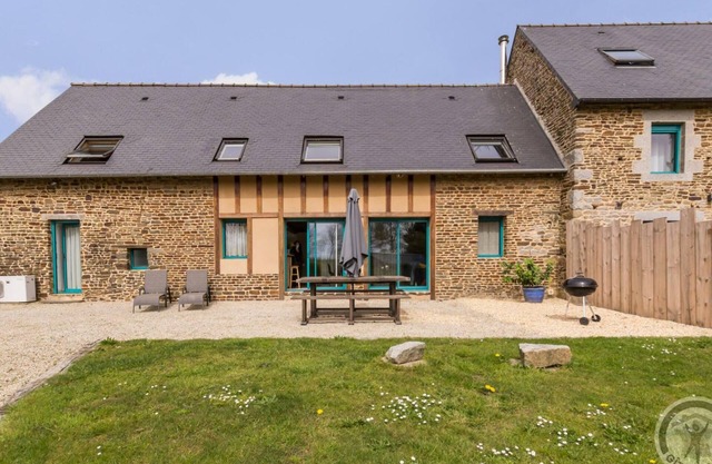 Valley house with fireplace and internet near Mont-Saint-Michel