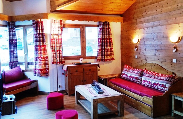 VALMOREL AT THE FOOT OF THE SLOPES, BEAUTIFUL T3 APARTMENT SOUTH FACING IN CHALET RESIDENCE