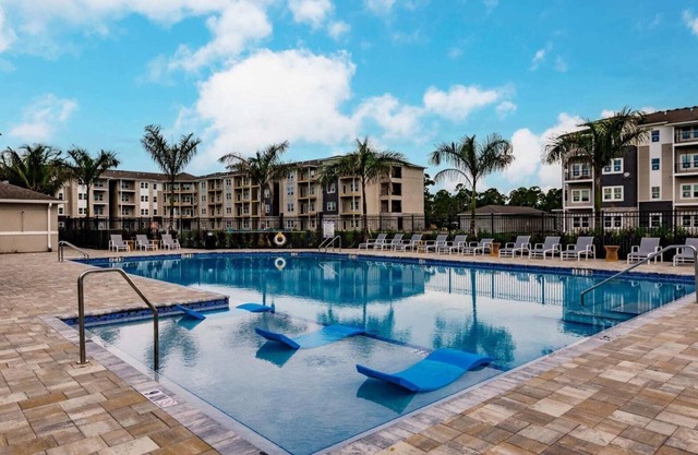 Vantage 3BD 2 - Three Bedroom Apartment, Sleeps 6