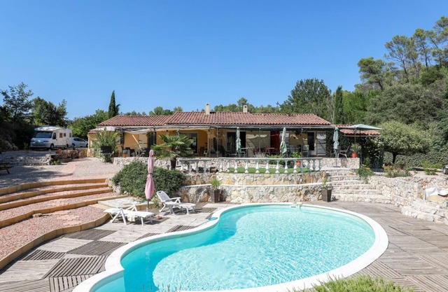 Varages: LouParadisen quiet house in lush greenery with swimming pool