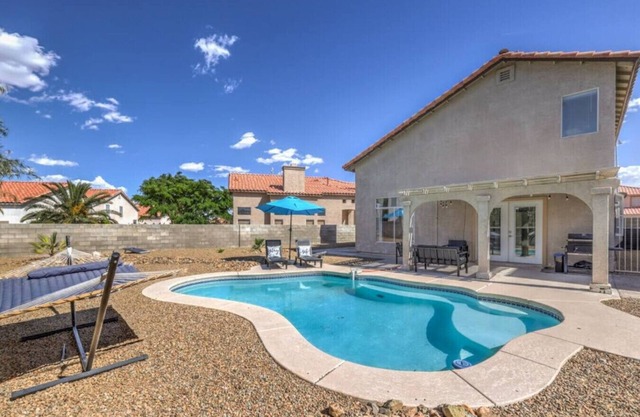 Vegas Pool Retreat, Pool Table, 15 min to DT Vegas