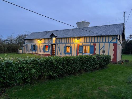 Venez respirer l'air de la Campagne a 70 km de de l'Océan, Villers sur Mers , Deauville . Maison de 100 m² ,sur une parcelle de 2000 m² 3 chambres toutes refaites , 2 salles d'eau , 2 toilettes , cuisine équipées . tous refait a neuf