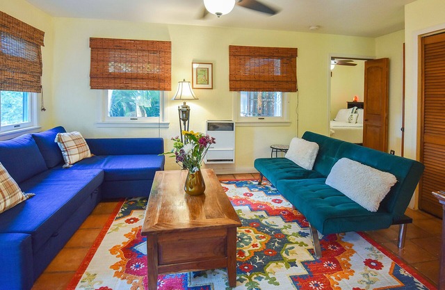 Venice Beach Oceanside Retreat~ Steps to Beach! Gated Yard, BBQ, Parking, Cabana