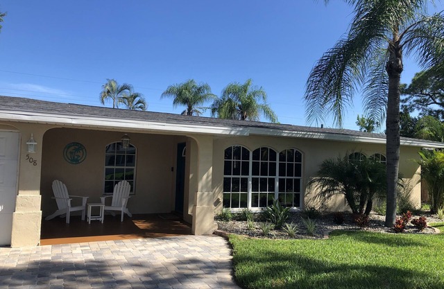 Venice Island Beach House- Walking Distance to Beach and Downtown!