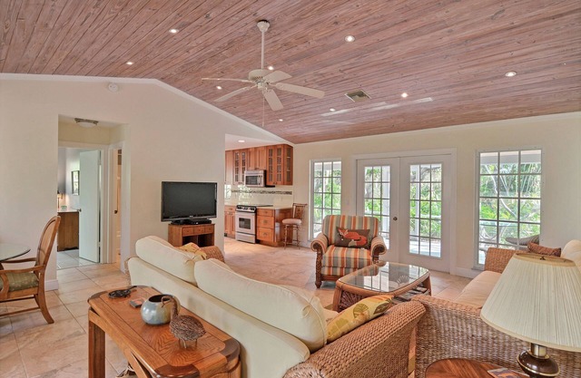 Vero Beach Cottage 300 feet from Ocean