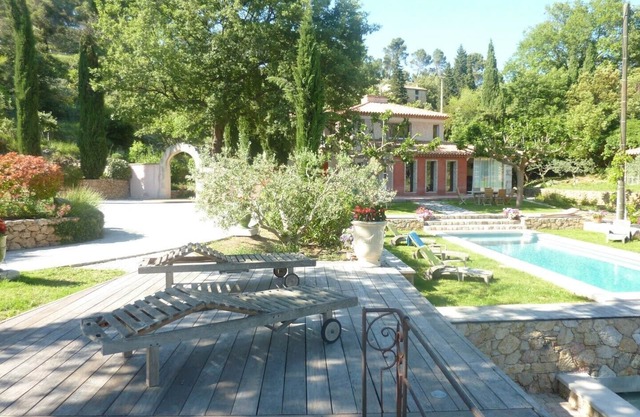 Very beautiful house with character in a quiet pool in lush greenery