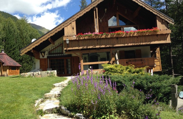 Very beautiful, spacious, comfortable chalet well oriented, facing south with garden.