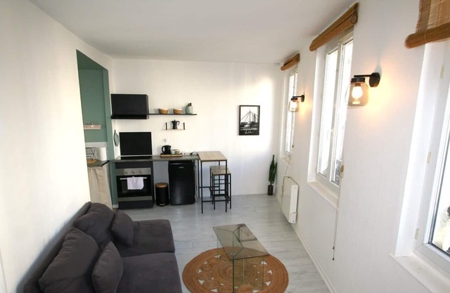 Very bright 30m² at 200m from the beach