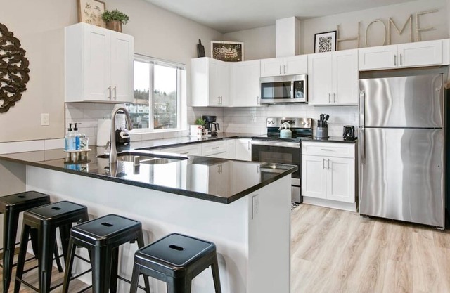 Very New 2 Bd 2 Bth Near Perry Dist and Downtown!