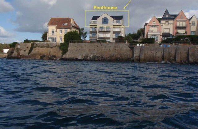 Very nice and large, modern apartment Penthouse feet in the water.