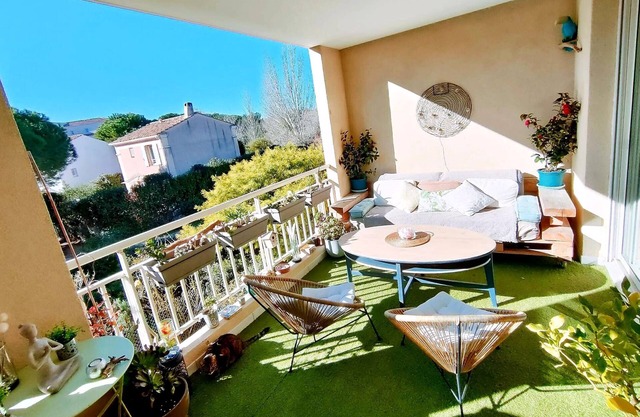 VERY NICE T3 5MN ON FOOTS FROM THE BEACHES