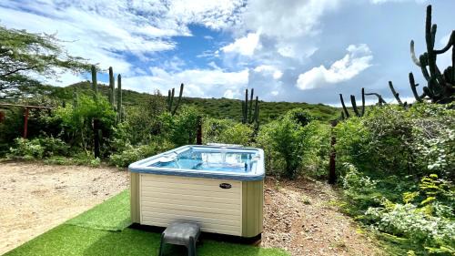 Very quiet apartment with lots of privacy and a tub on the edge of a national park!