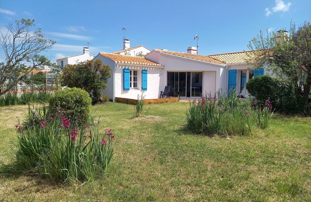 Very quiet location, 5 minutes from the beach/10 minutes from shops by bike, large garden with castle view/Wifi.