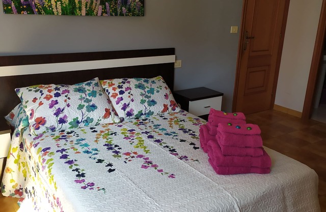 VERY SPACIOUS APARTMENT IN THE CENTER OF SANXENXO VERY CLOSE TO THE BEACH. ID9024613