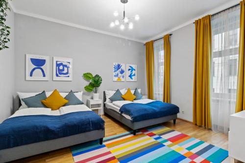 Very Spacious Apartment with a Wintergarden and Terrace, 1 Minute to Tram Station