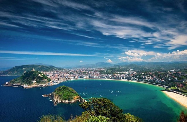 VERY SPACIOUS, QUIET VILLA WITH LARGE GARDEN AND SPLENDID VIEW OF LA RHUNE