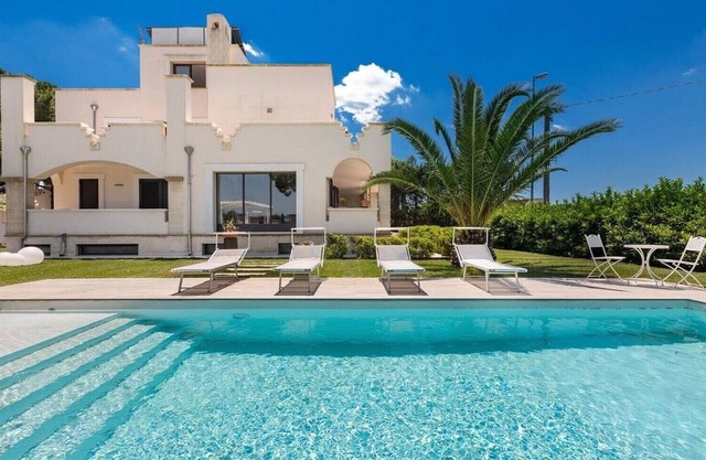 Vespicci three-story villa with 10-person pool, 5 minutes from the beach