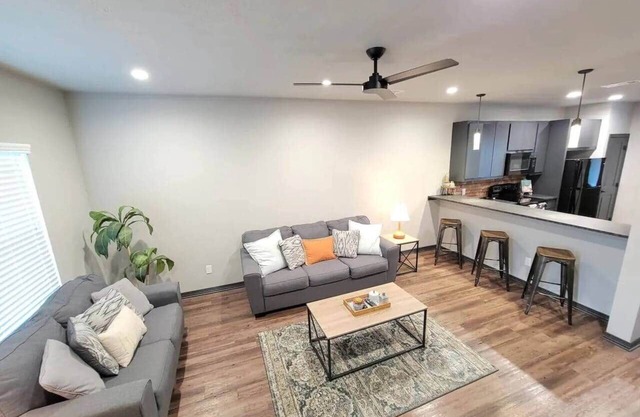 Veteran's Park Condo #708 - 2bed/2.5bath w/pool