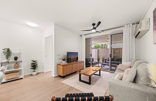 Vibrant 2-Bed Apartment with Pool and Gym Access