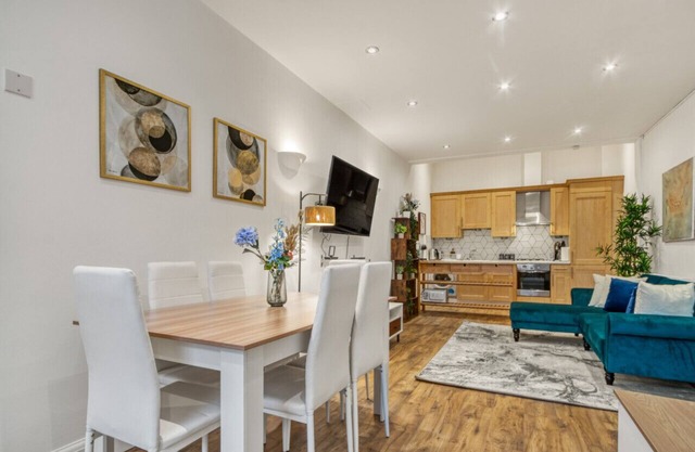 Vibrant 2-Bed by Bow