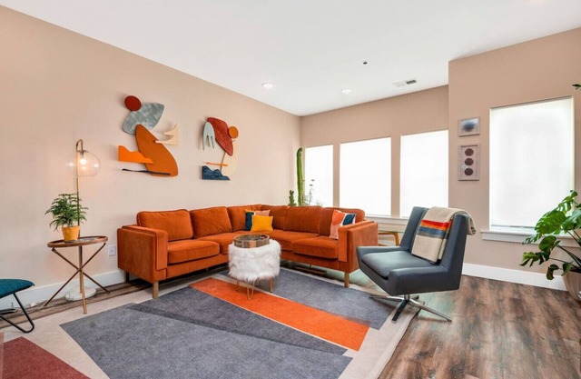 Vibrant, Cheerful Townhouse Near Heart of Downtown